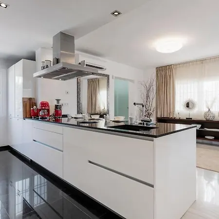 Luxury In Aldea Blanca Close By Beautiful Port And Beaches Of Puerto Banus